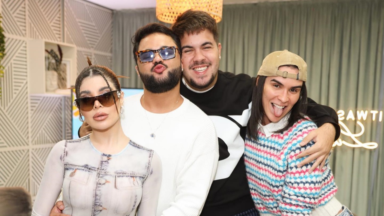 GKay, Álvaro e Lucas presenteiam Rafa Uccman com pulseira de R$ 47 mil: ”Ouro branco”
