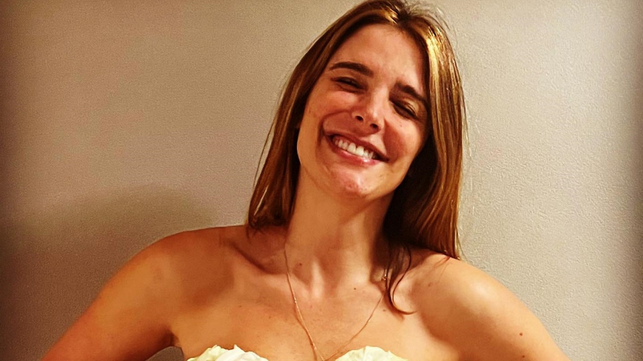 Rafa Brites surge com repolho nos seios e explica: “Aliviando a dor da mastite”