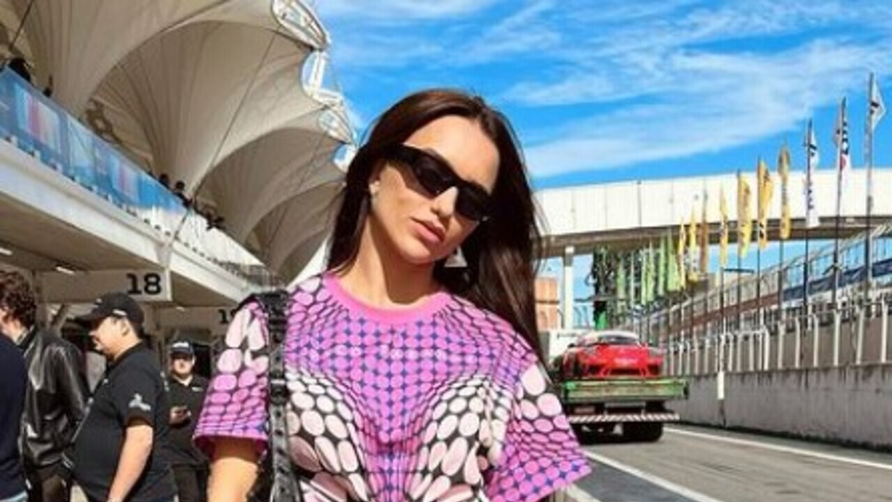 Rafa Kalimann aparece ao lado de Eliana em look rosa decotado