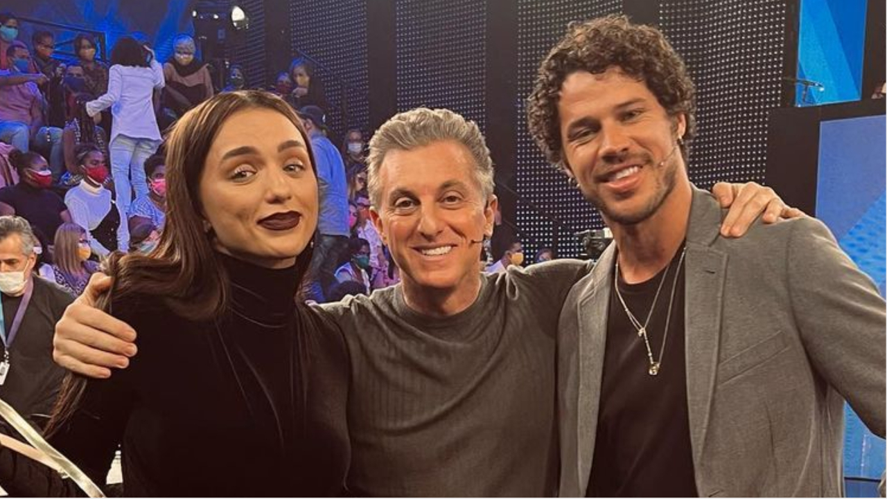 Rafa Kalimann quebra salto no palco do ‘Domingão’, e José Loreto dedura a influencer