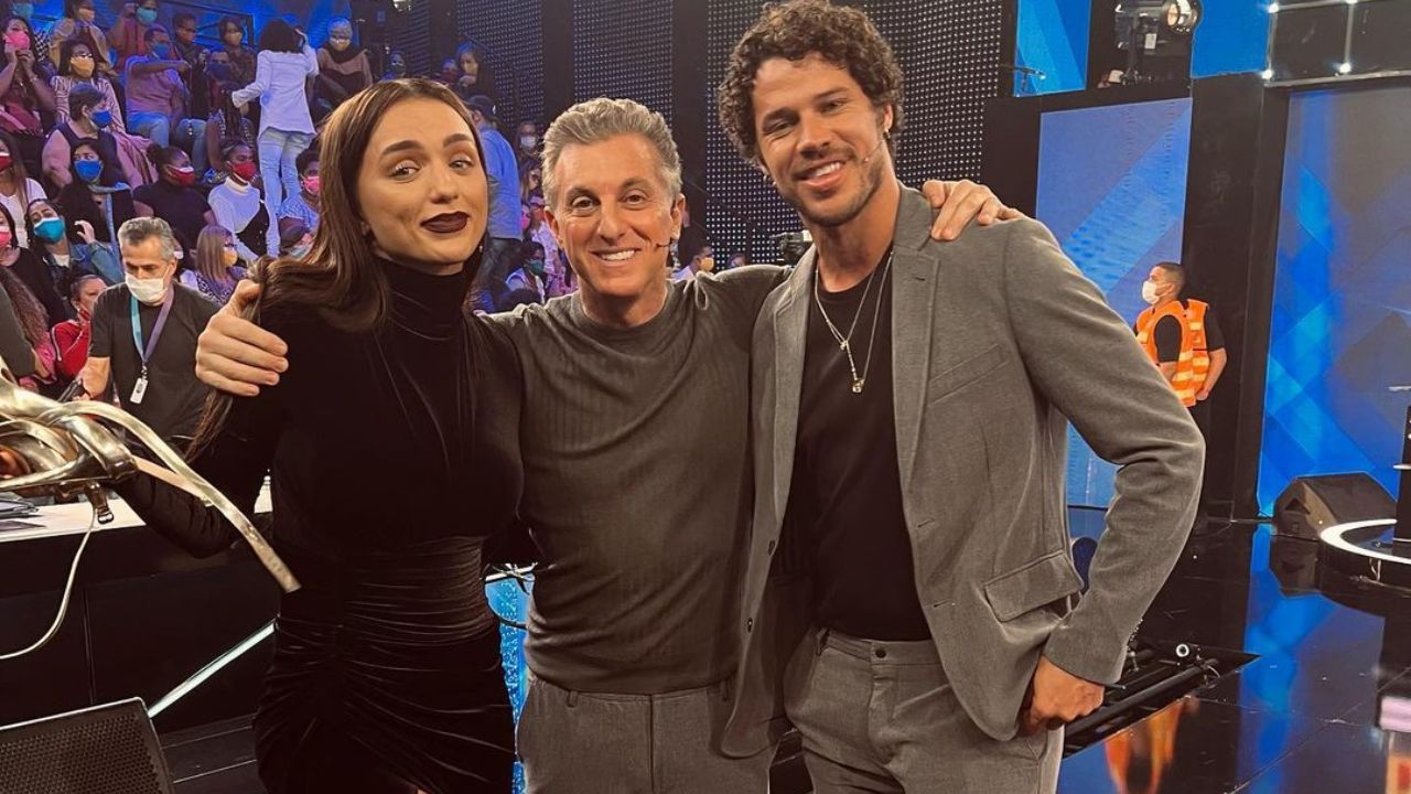 Rafa Kalimann compartilha cliques ao lado de José Loreto e Luciano Huck
