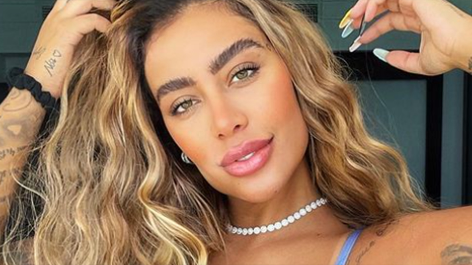 Rafaella Santos capricha no vestidinho curto em pista de aeroporto: ”Gatinha”