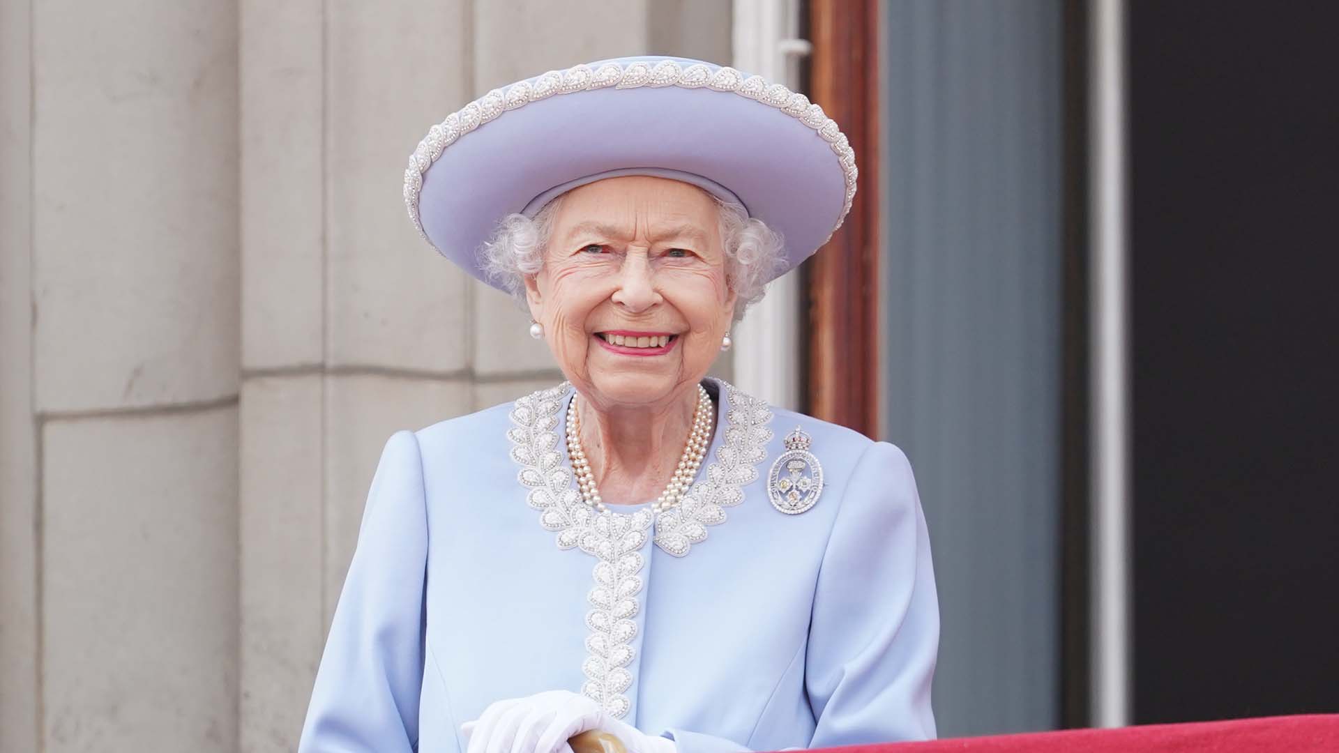 Rainha Elizabeth II faz sua primeira aparição na comemoração do Jubileu de Platina