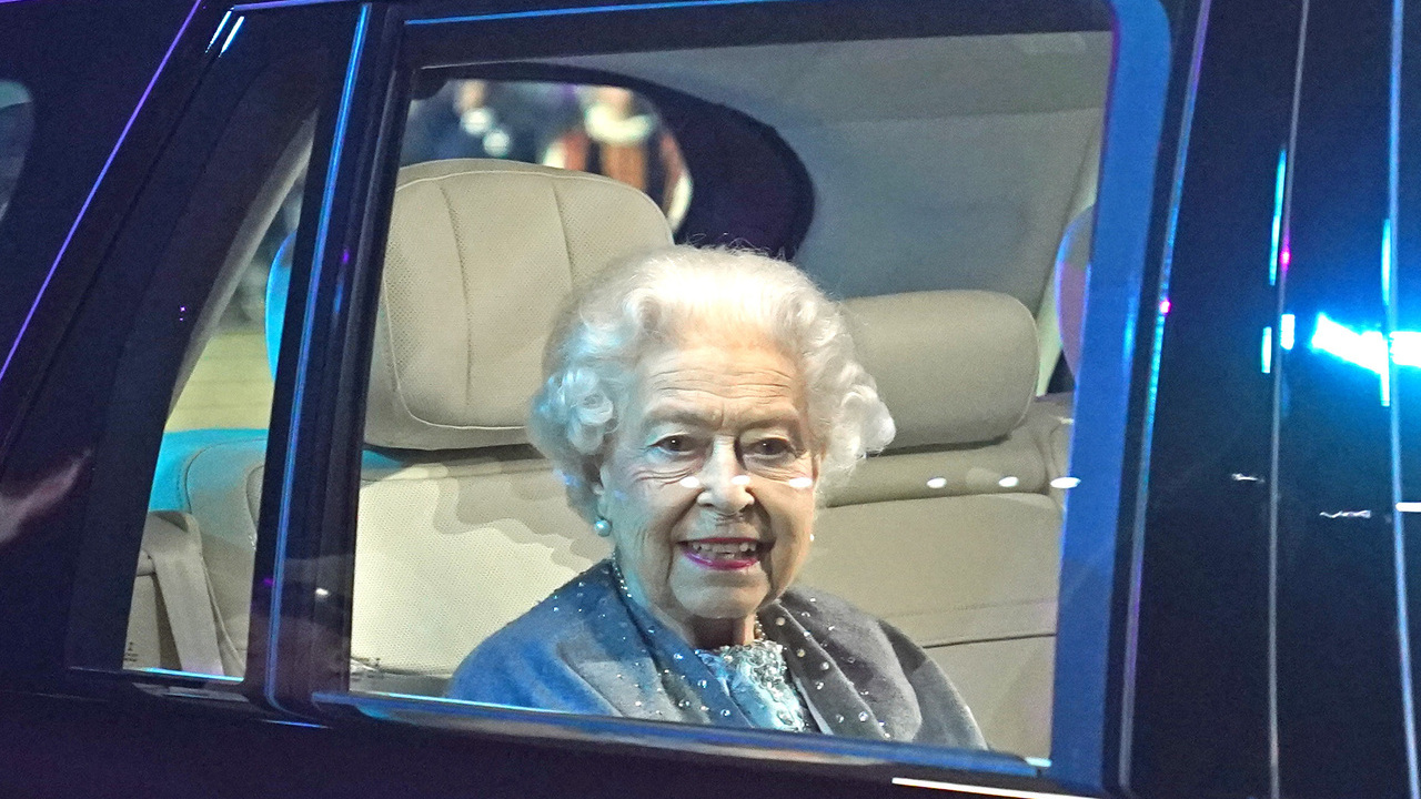Rainha Elizabeth II passa por voo conturbado ao voltar para Londres