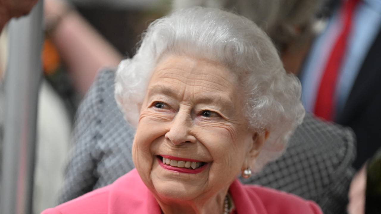 Rainha Elizabeth II muda o visual e aparece com novo corte de cabelo