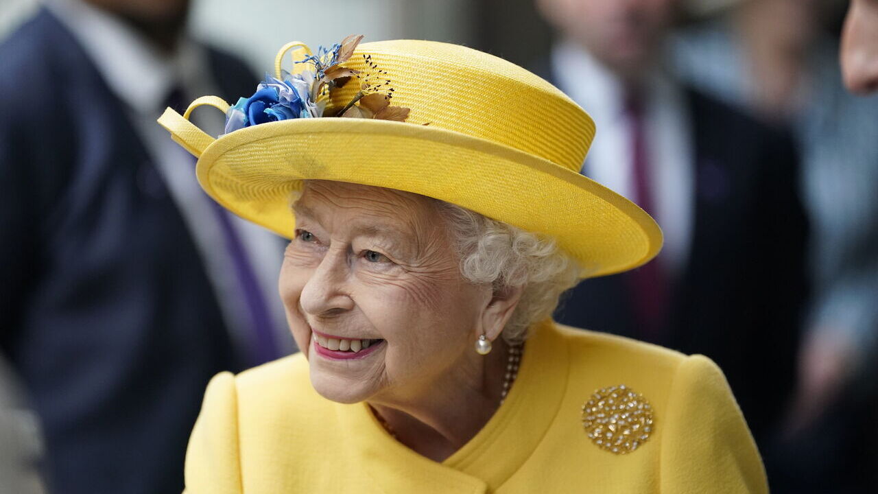 Rainha Elizabeth II aparece em clique raro com seu pai para comemorar Dia dos Pais no Reino Unido