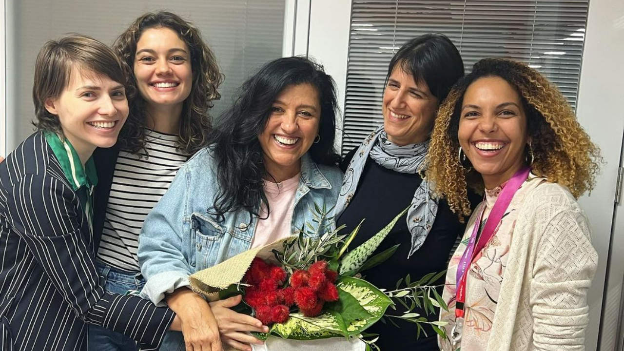 Regina Casé surge ao lado de elenco e direção de seu mais novo projeto: ”Nosso primeiro dia foi maravilhoso!”