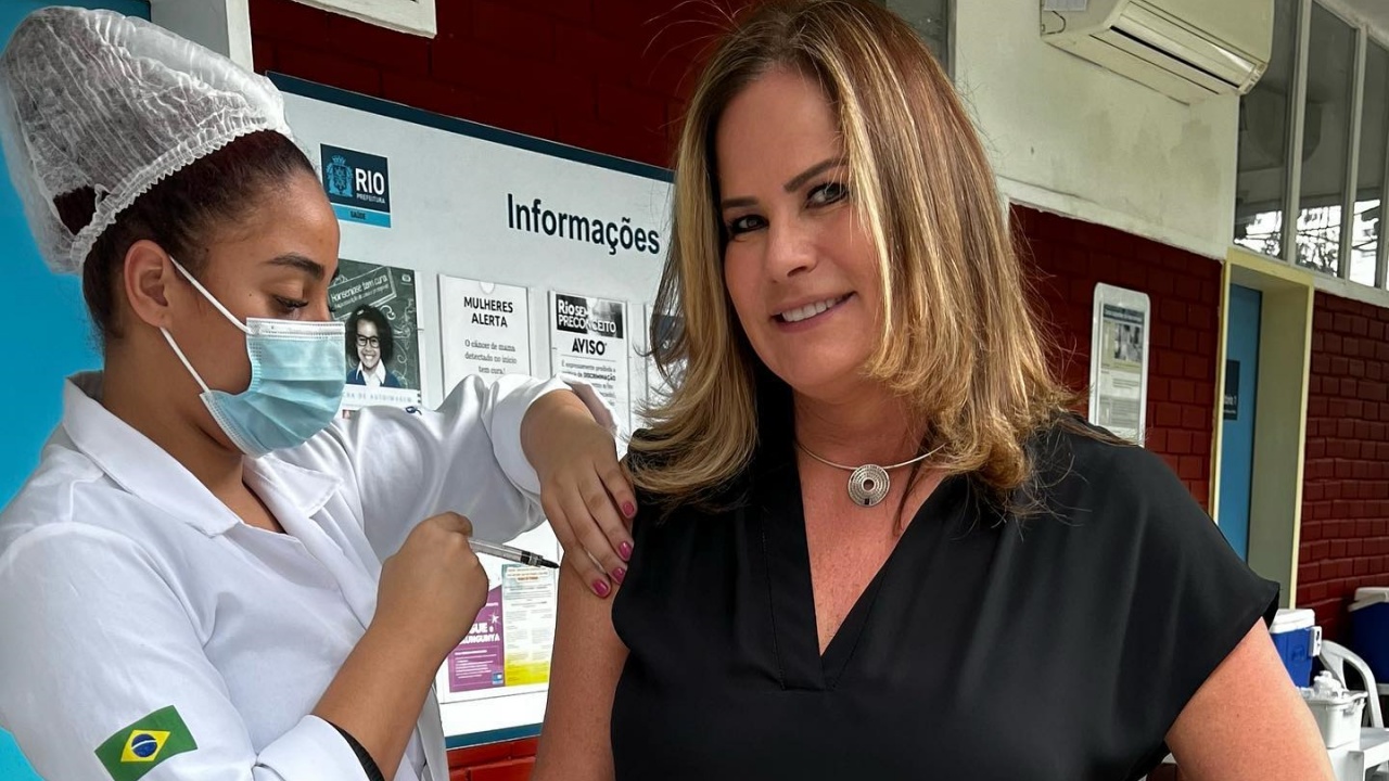 Renata Ceribelli toma vacina da covid-19 e da gripe: “Dose dupla”