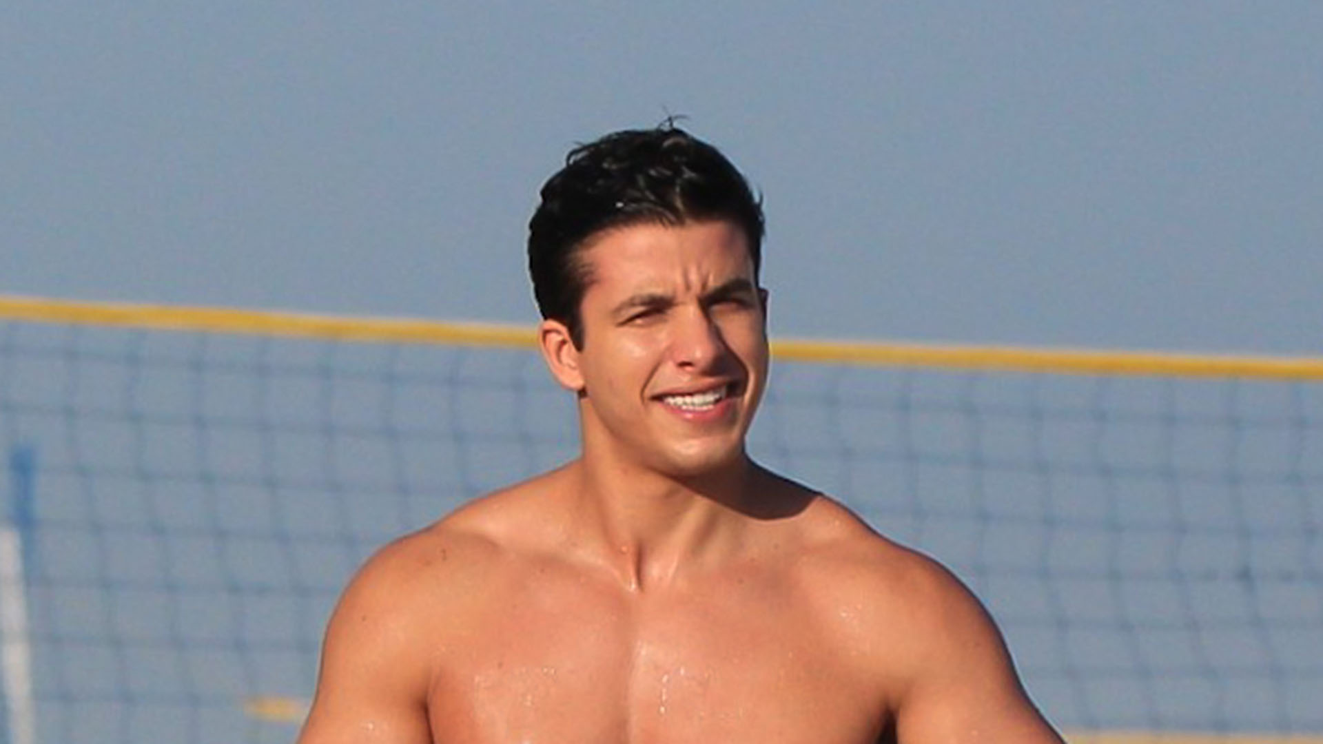 Ricky Tavares exibe o corpo musculoso em dia na praia