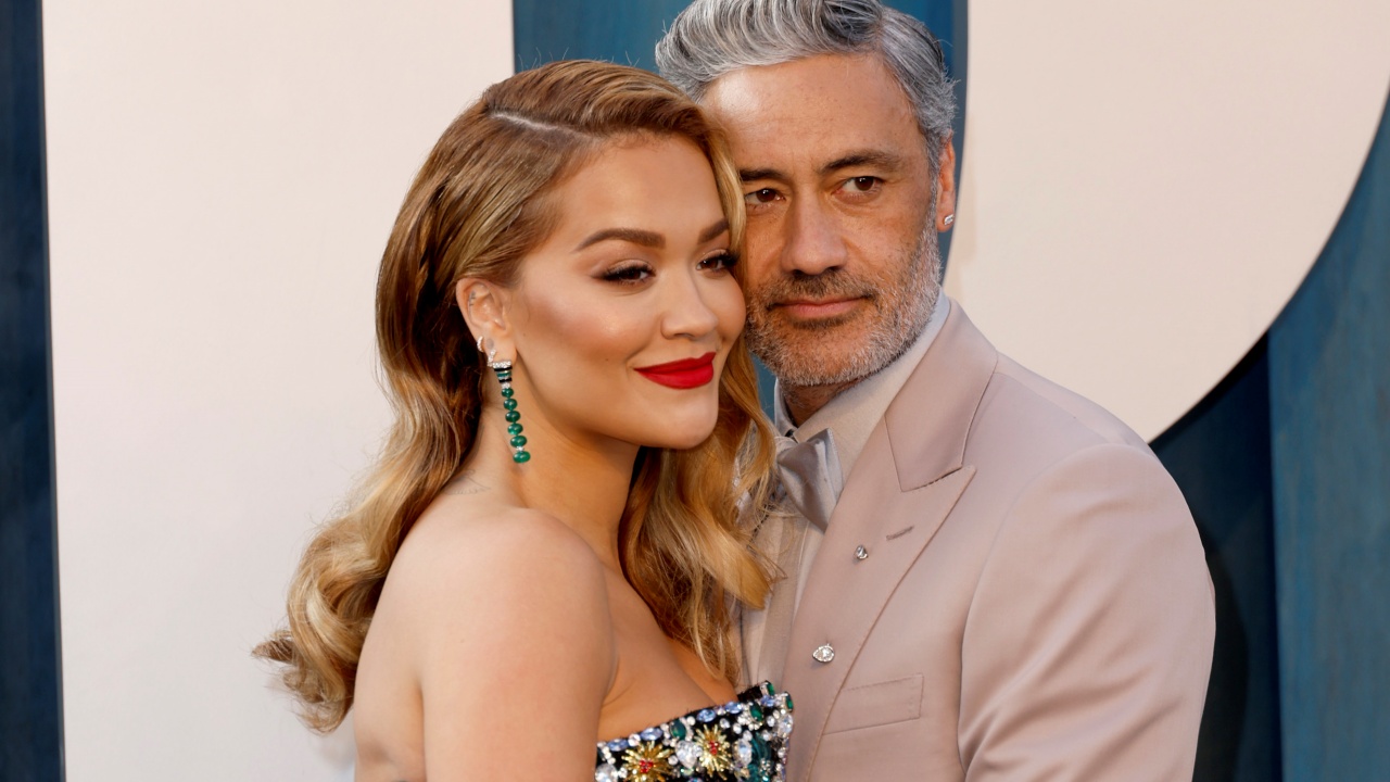 Rita Ora fica noiva do diretor Taika Waititi