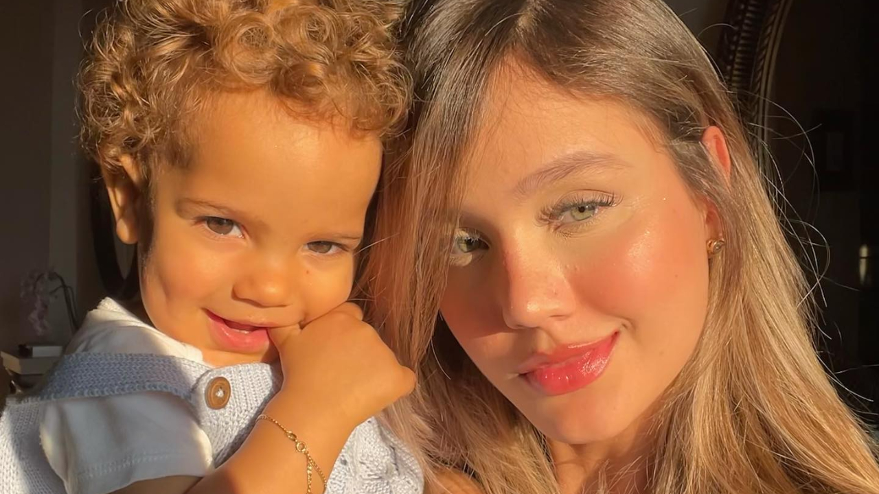 Biah Rodrigues impressiona ao aparecer lendo a bíblia com o filho de 2 anos