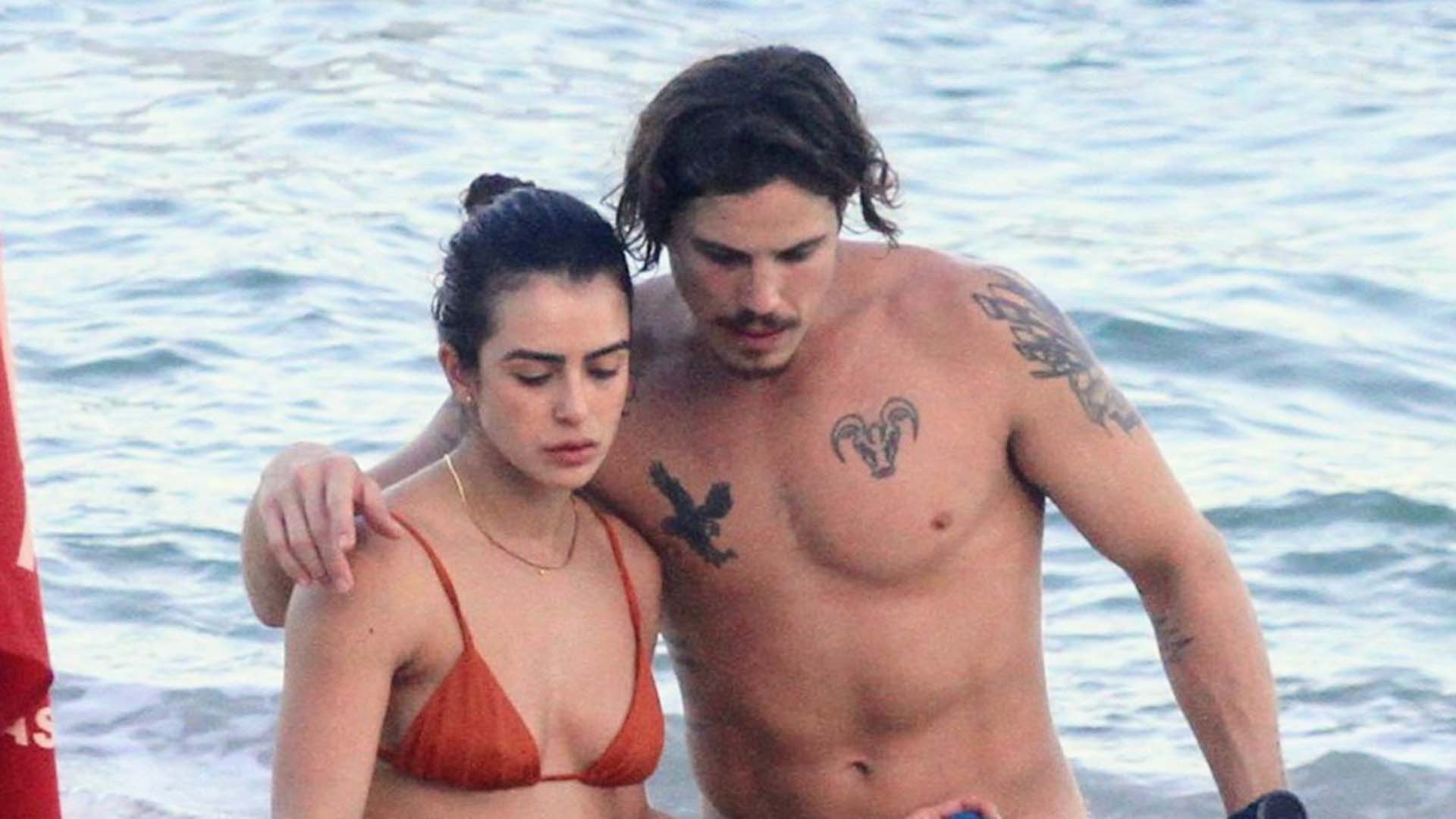 Romulo Arantes Neto curte passeio na praia com a namorada, Mari Saad