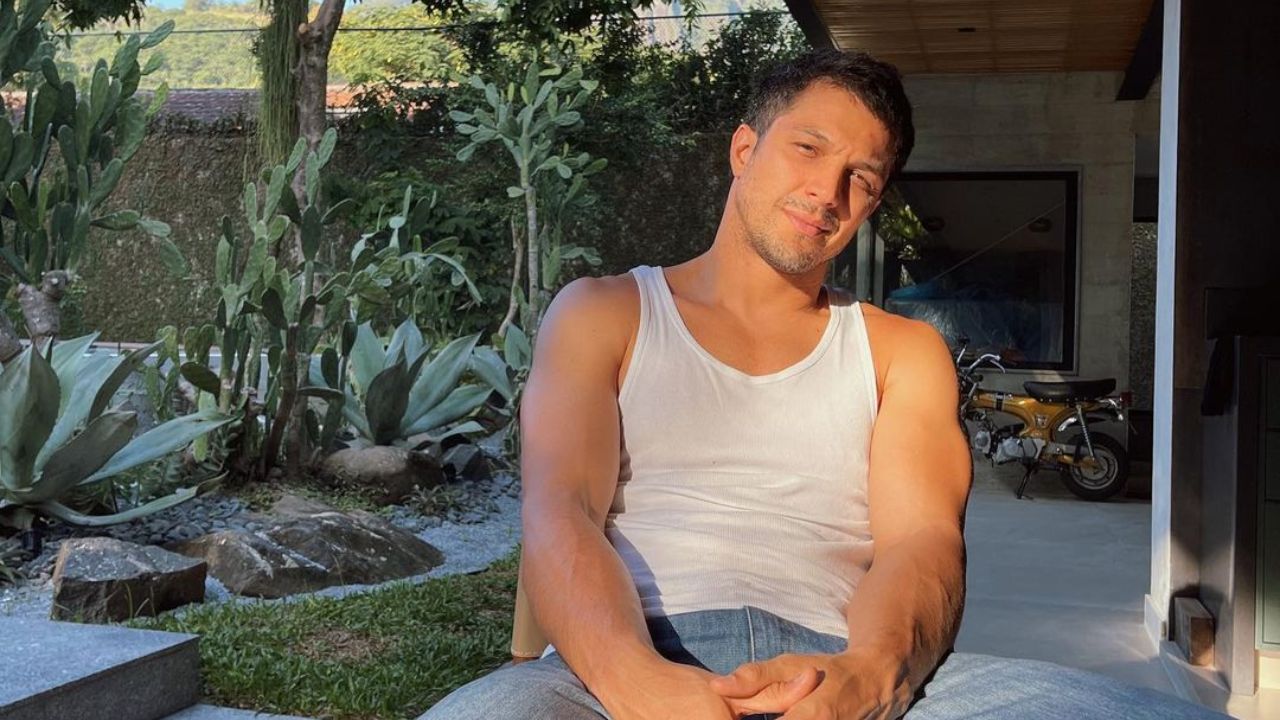 Romulo Estrela esbanja beleza em cliques nas redes sociais: “Surreal”