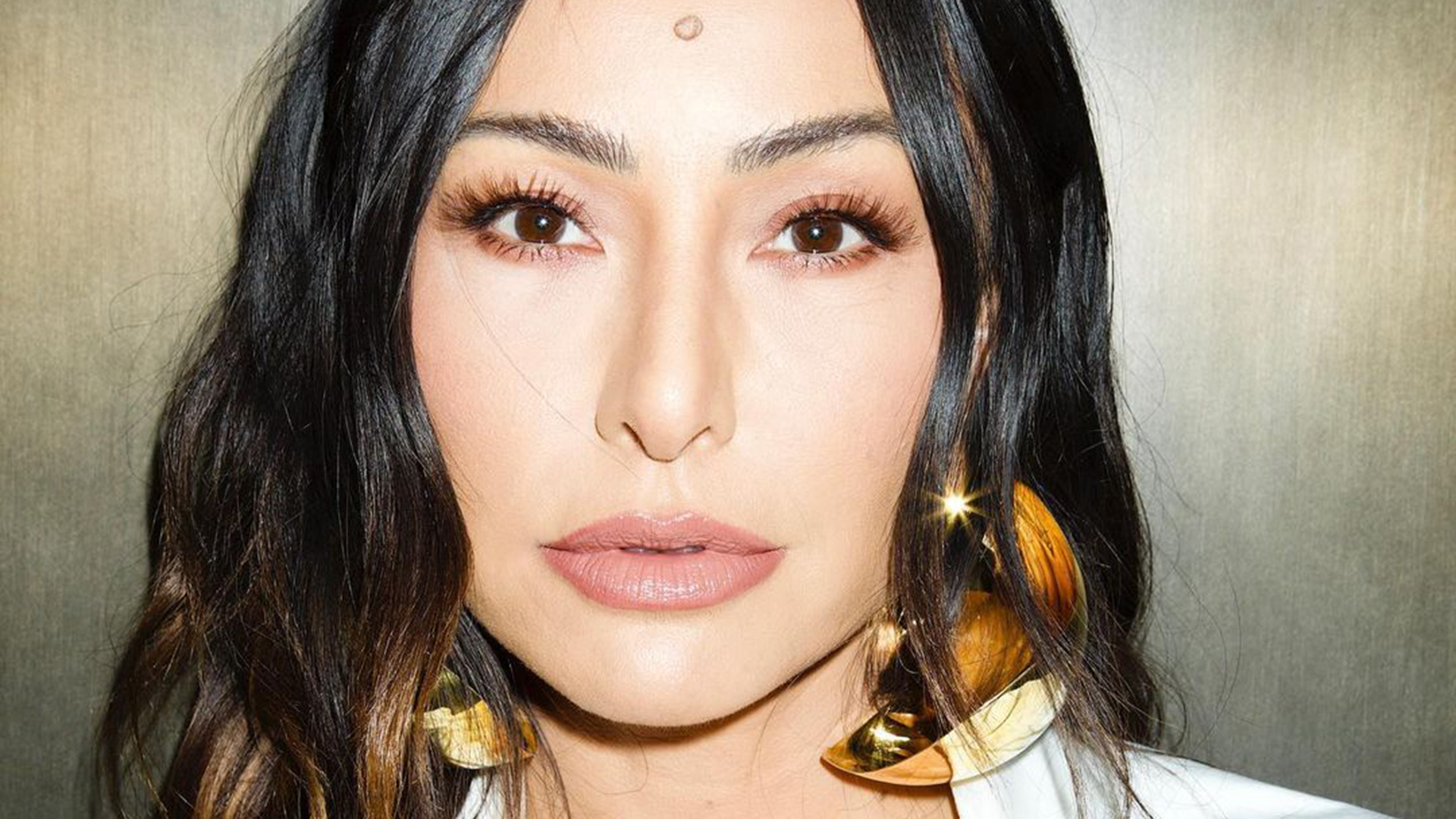 Sabrina Sato aposta em look poderoso para apresentar programa no GNT