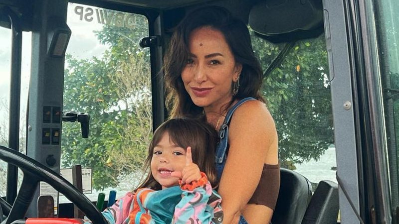 Sabrina Sato e Zoe dão show de estilo em clique com looks iguais: ”Mini fashionista”