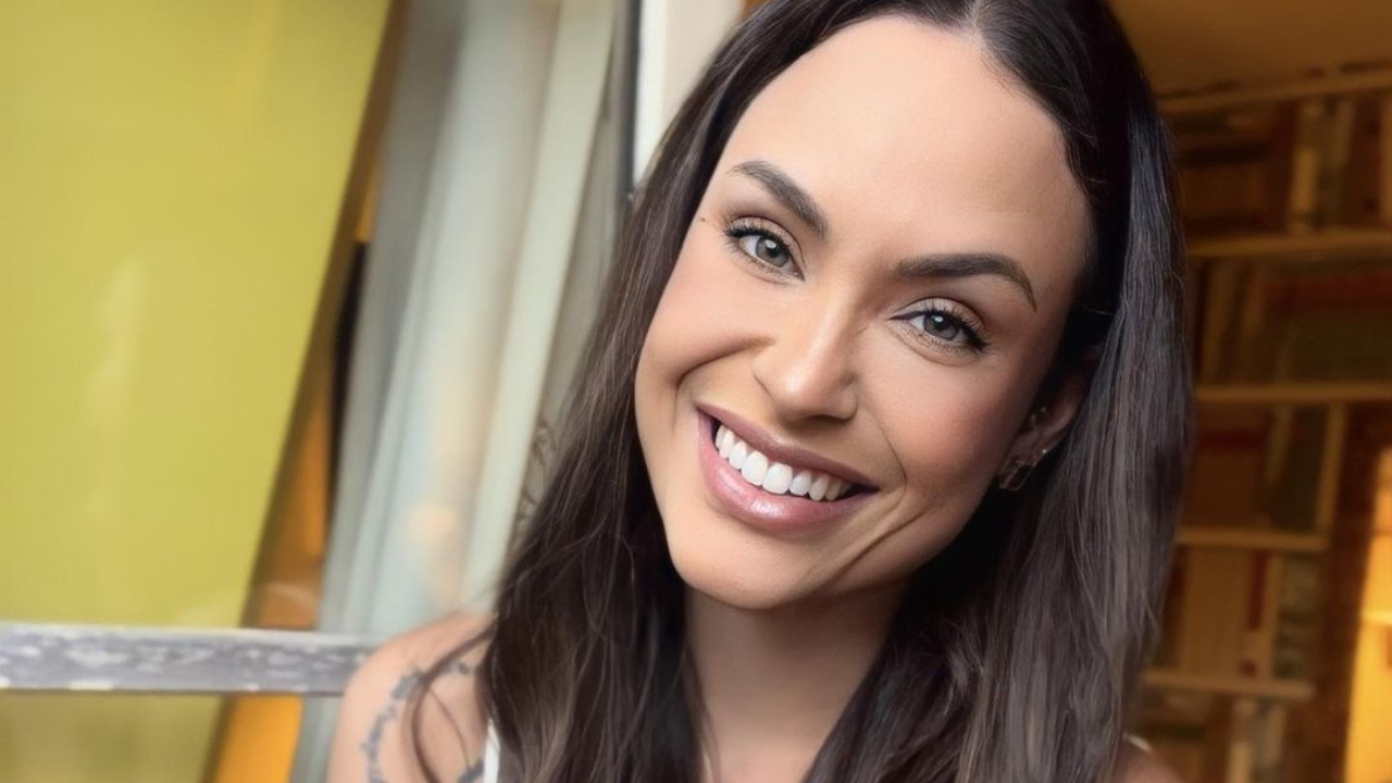 Sarah Andrade usa vestido branco com fenda ao visitar a Torre Eiffel e arranca suspiros dos internautas