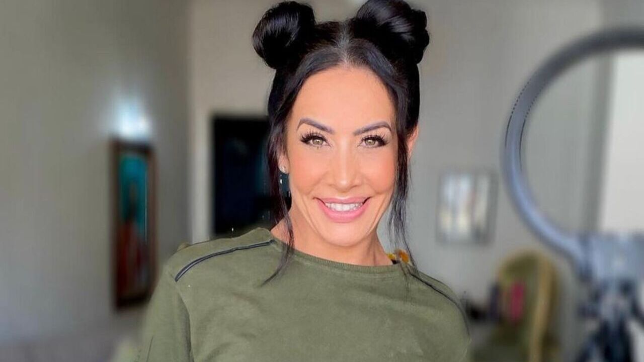 Aos 48 anos, Scheila Carvalho exibe abdômen trincado em look com cropped