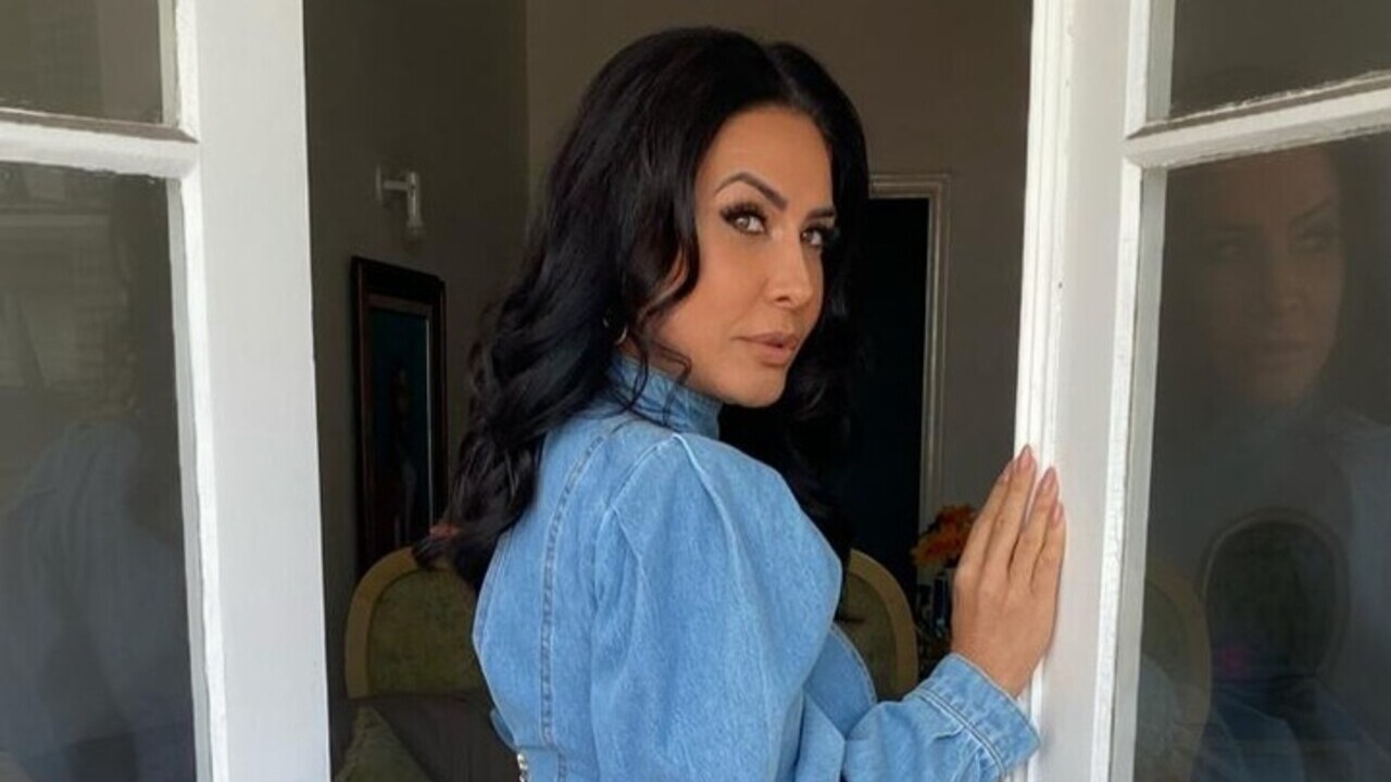 De costas, Scheila Carvalho mostra corpaço em vestido jeans coladíssimo