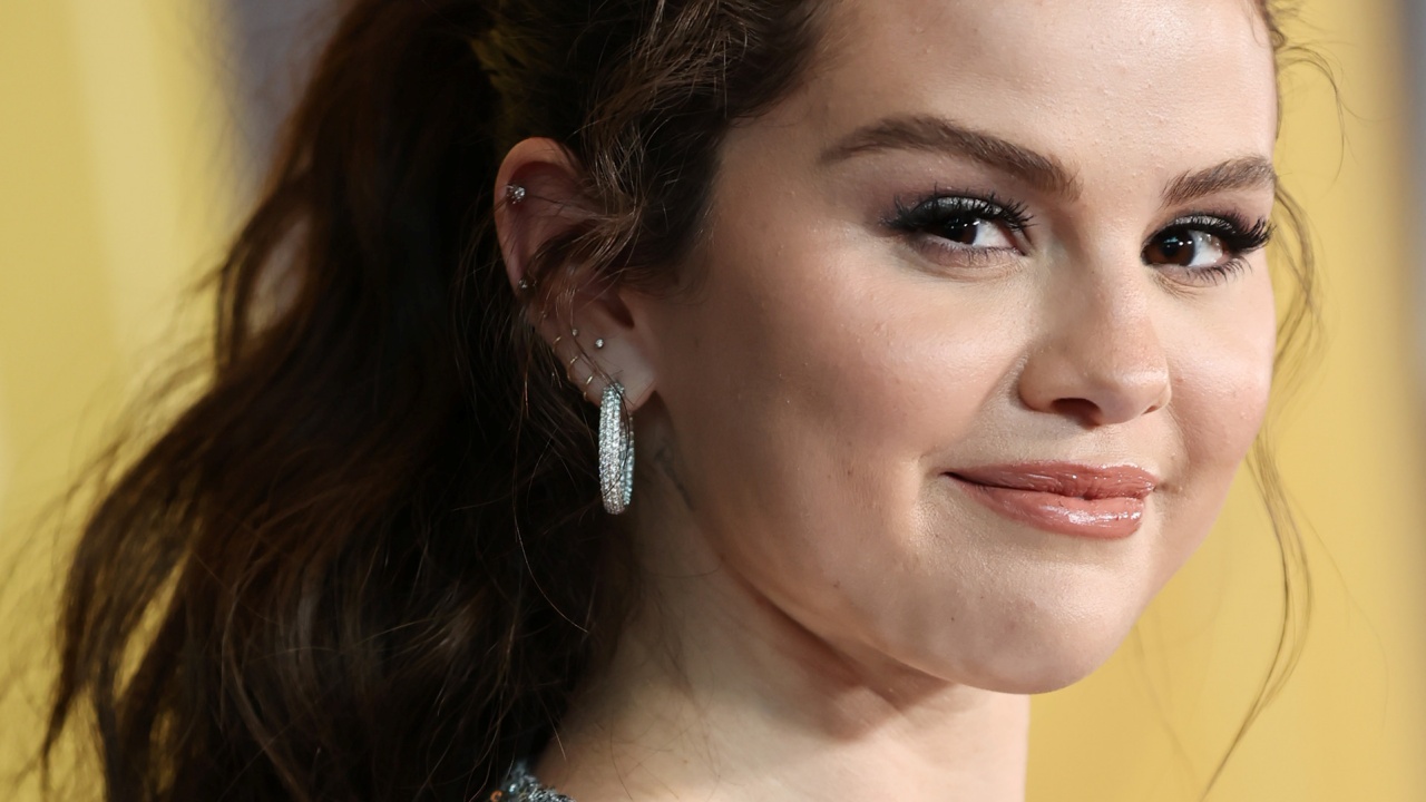 Selena Gomez brilha no red carpet com vestido de fenda prateado