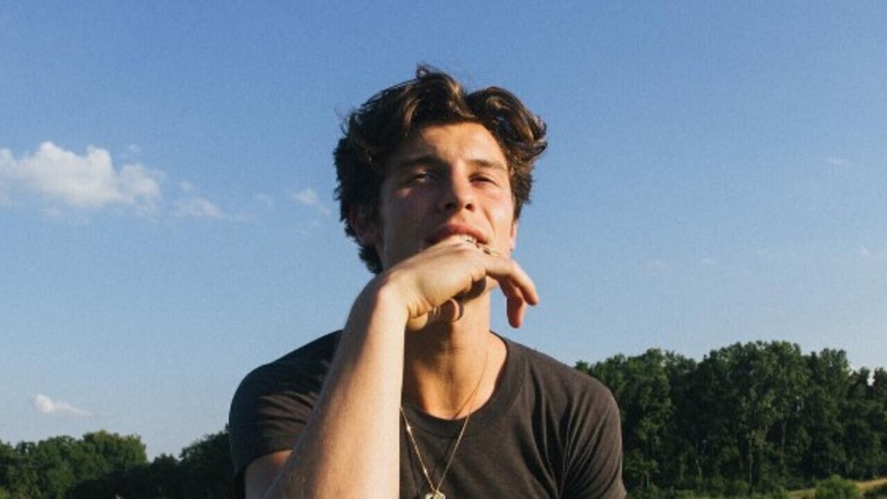 Dando início a turnê, Shawn Mendes recria capa de álbum lançado há seis anos