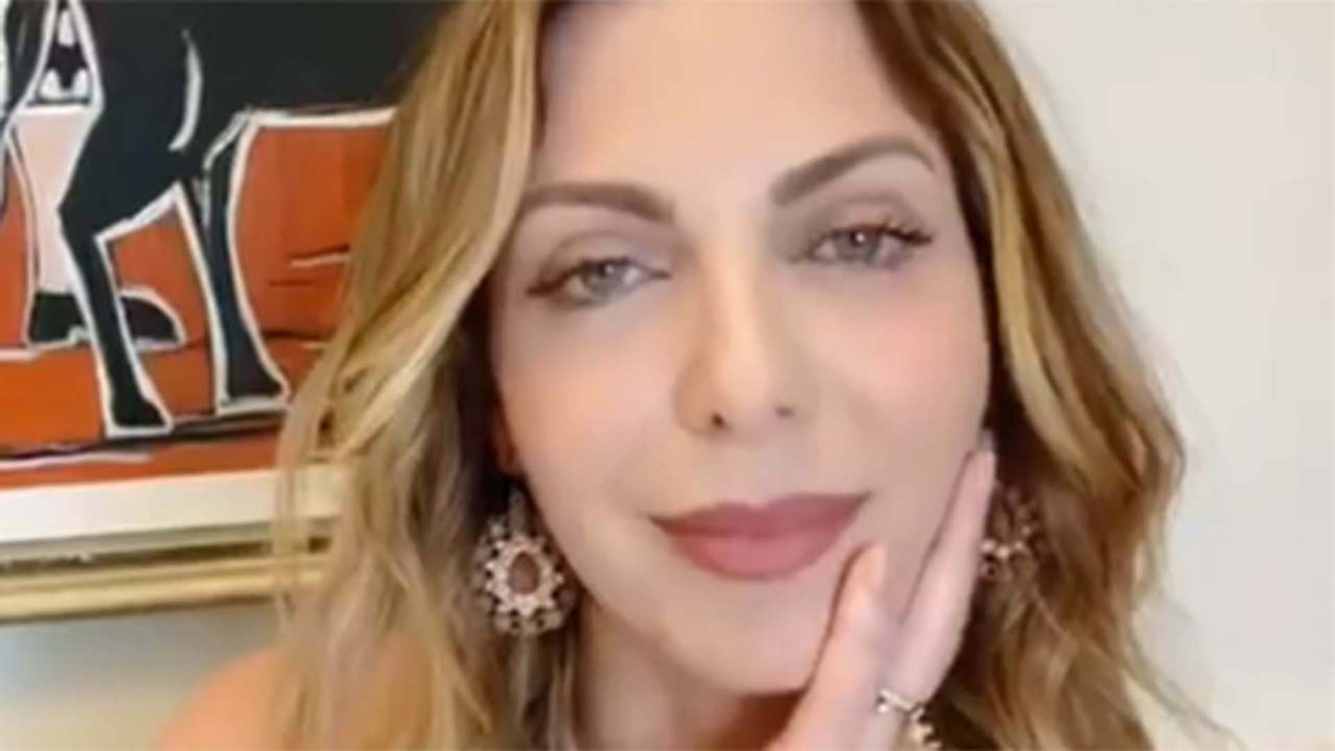 De biquíni, Sheila Mello curte passeio com o namorado e a enteada