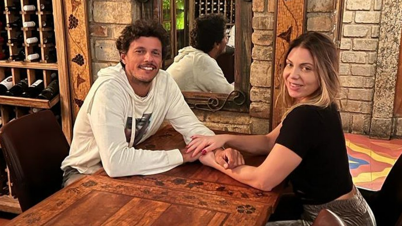 Sheila Mello esbanja romance durante jantar especial com o namorado, João Souza: ”Matando a saudade que estava dele”
