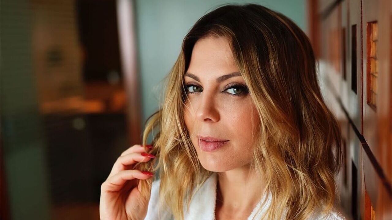 Sheila Mello surge deslumbrante em foto usando roupão prata