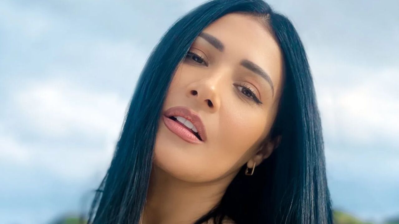 Sem sutiã, Simaria exibe decote poderoso em look com recorte profundo