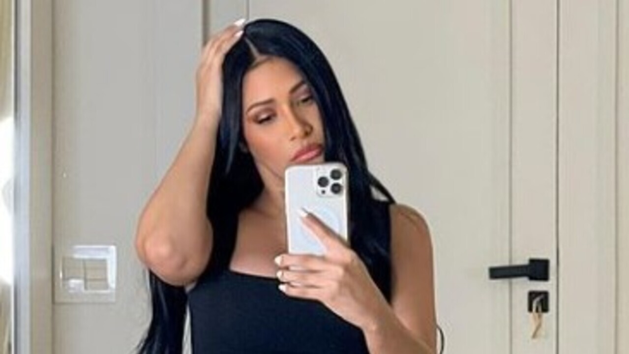 Simaria Mendes exibe decote saltando em body branco e impressiona