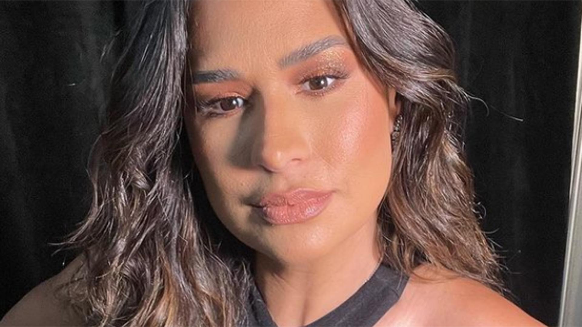 Simone, da dupla com Simaria, aparece com decote ousado em novo show
