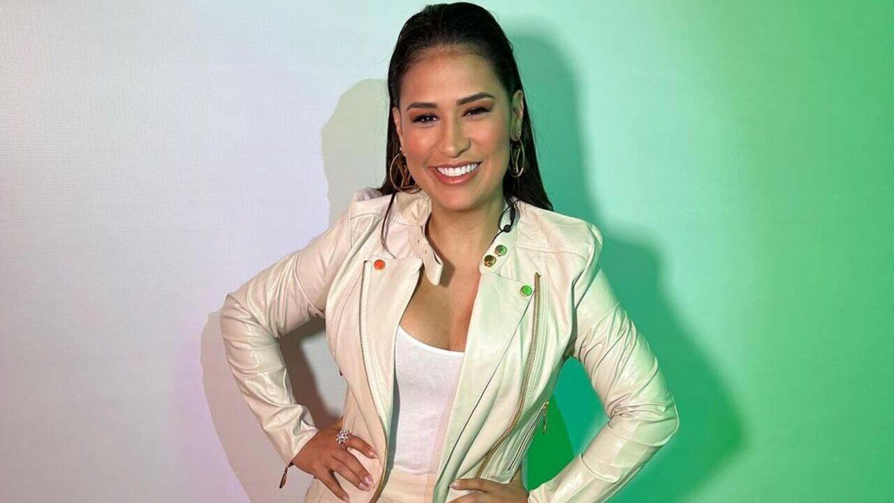 De calça colada e jaqueta aberta, Simone Mendes exibe corpaço deslumbrante