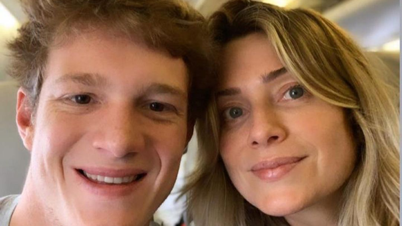Letícia Spiller e filho surgem juntinhos em festa junina
