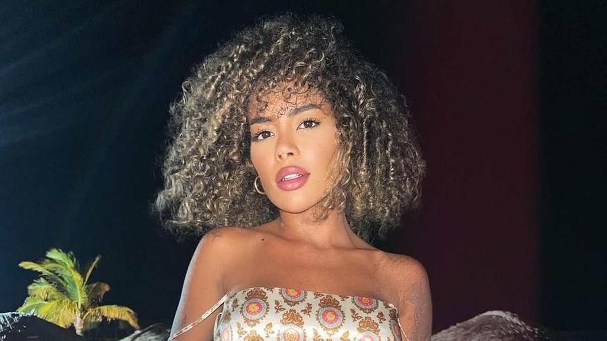 Em Cancún, ex-Fazenda Sthefane Matos ostenta corpaço escultural com biquíni corte alto: ”Ariel”