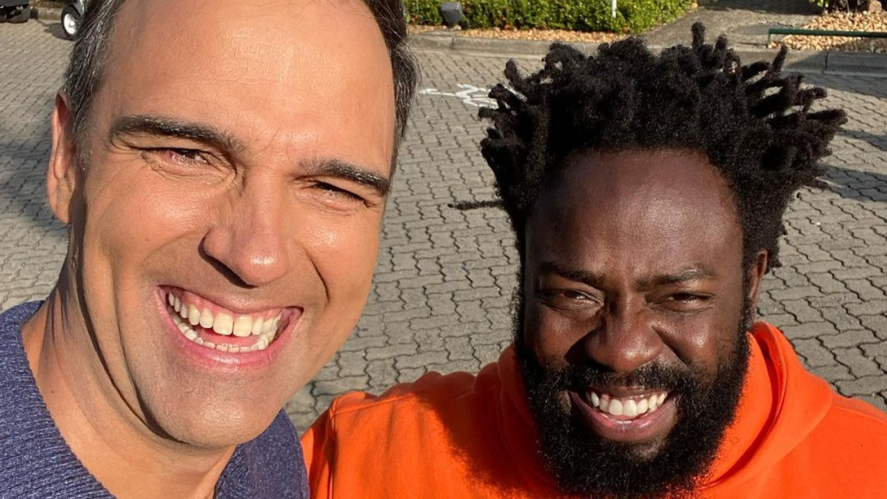 Tadeu Schmidt encontra Douglas Silva nos Estúdios Globo: ”Cara tão querido”