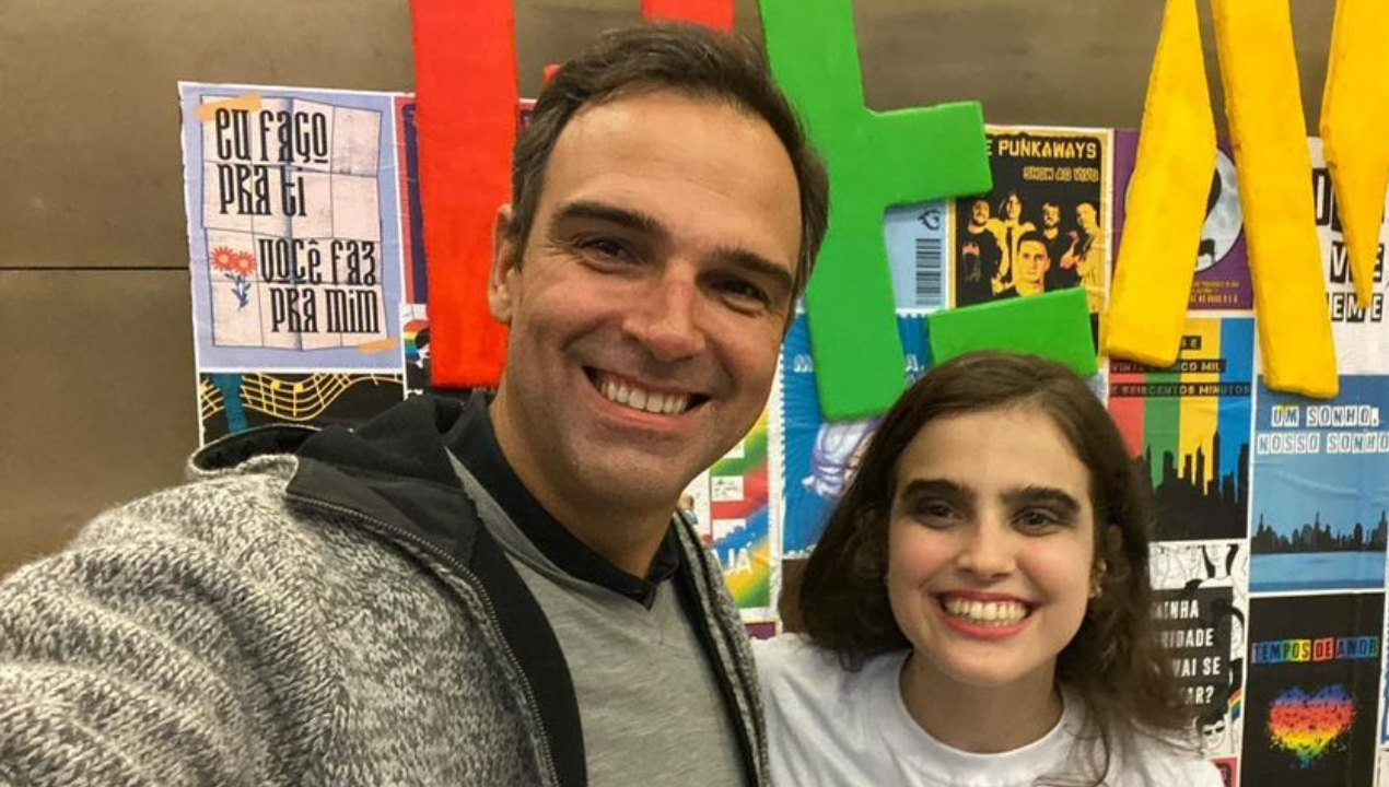 Tadeu Schmidt celebra estreia da filha, Valentina, em teatro musical: ”Que orgulho!”