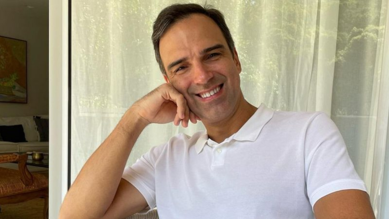 Tadeu Schmidt publica clique agarradinho com a família e encanta: ”Que amor”