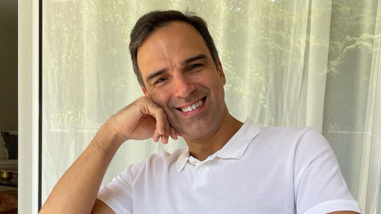 Bem-humorado, Tadeu Schmidt deseja bom dia aos internautas e recebe recado inspirador de Rodrigo Mussi
