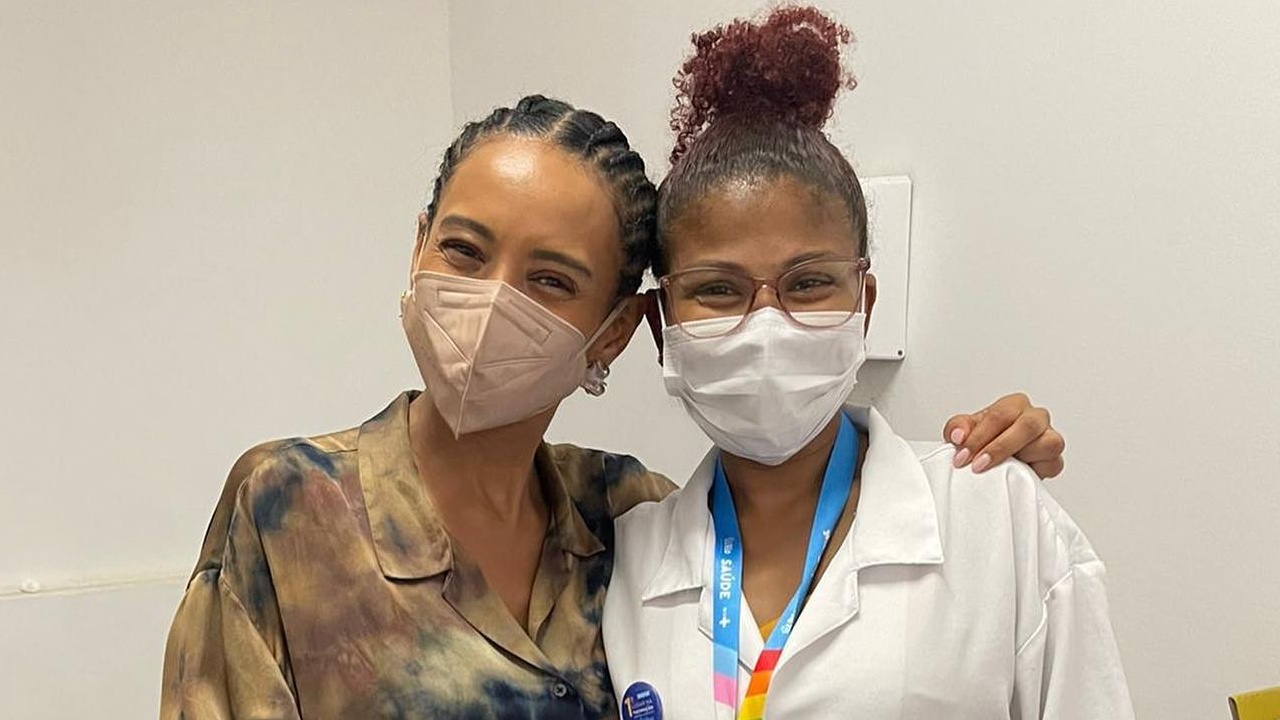 Taís Araújo recebe a quarta dose da vacina contra a covid-19