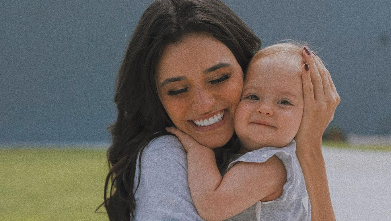 Talita Younan encanta ao publicar cliques da filha com fantasia de coelho, brincando em fazenda: ”Eu não dou conta do look”