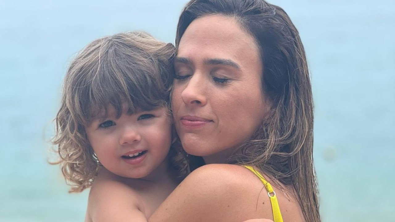 Tatá Werneck exibe Clara Maria se divertindo ao ser ‘maquiada’: ”Caca ama muito”