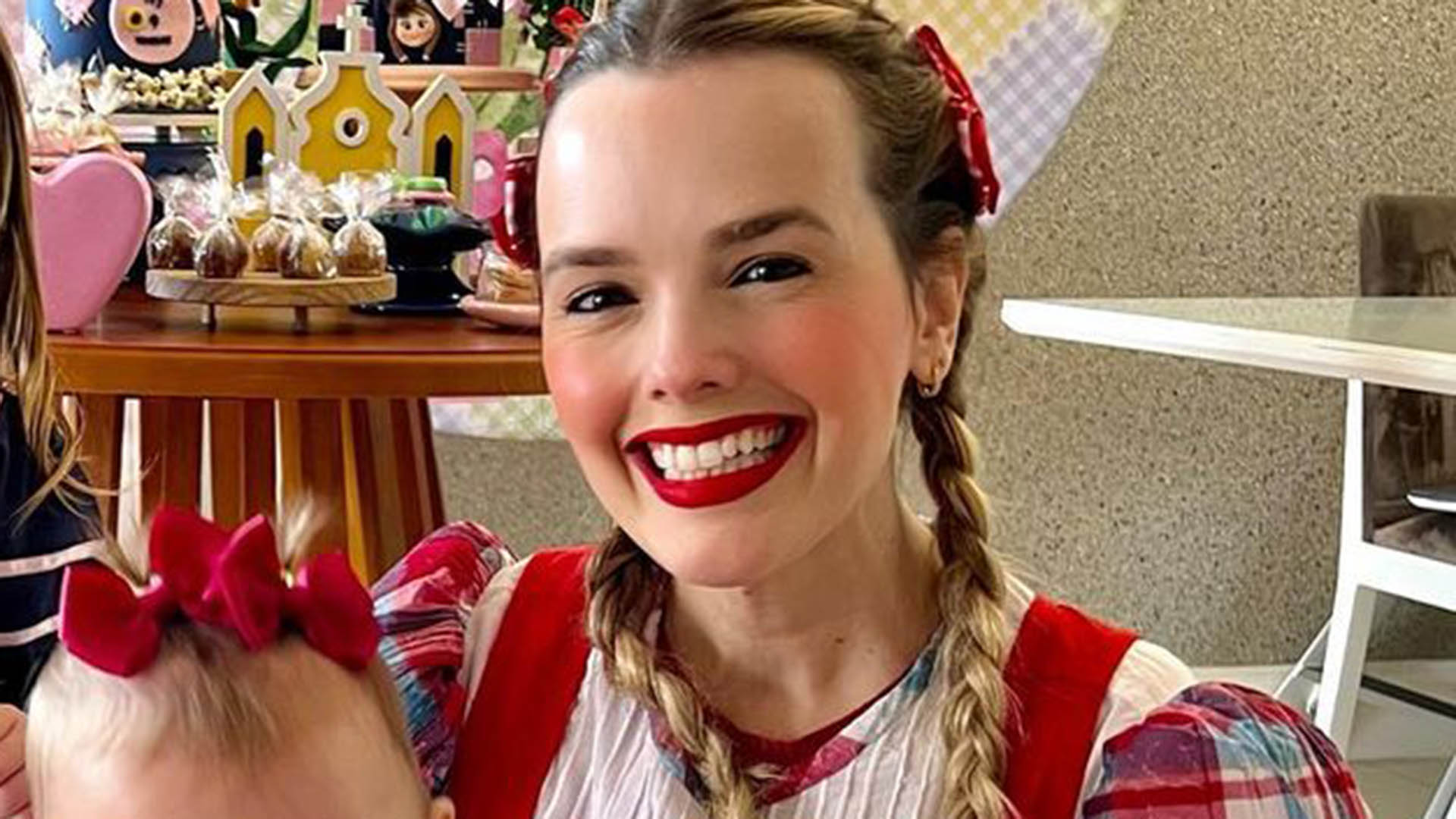Thaeme Mariôto surge com as duas filhas em clima de festa junina