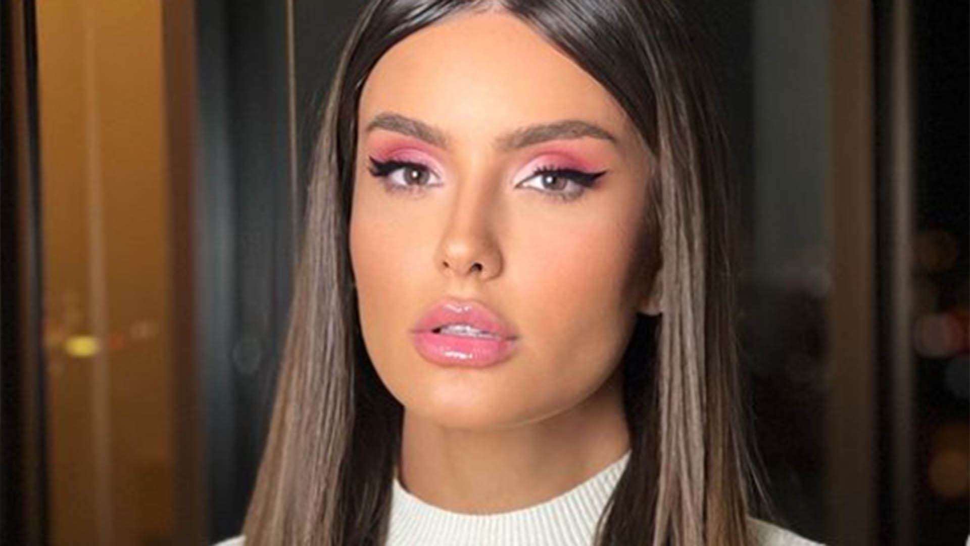 Ex-BBB Thais Braz surge de calcinha e top cropped em novo ensaio fotográfico