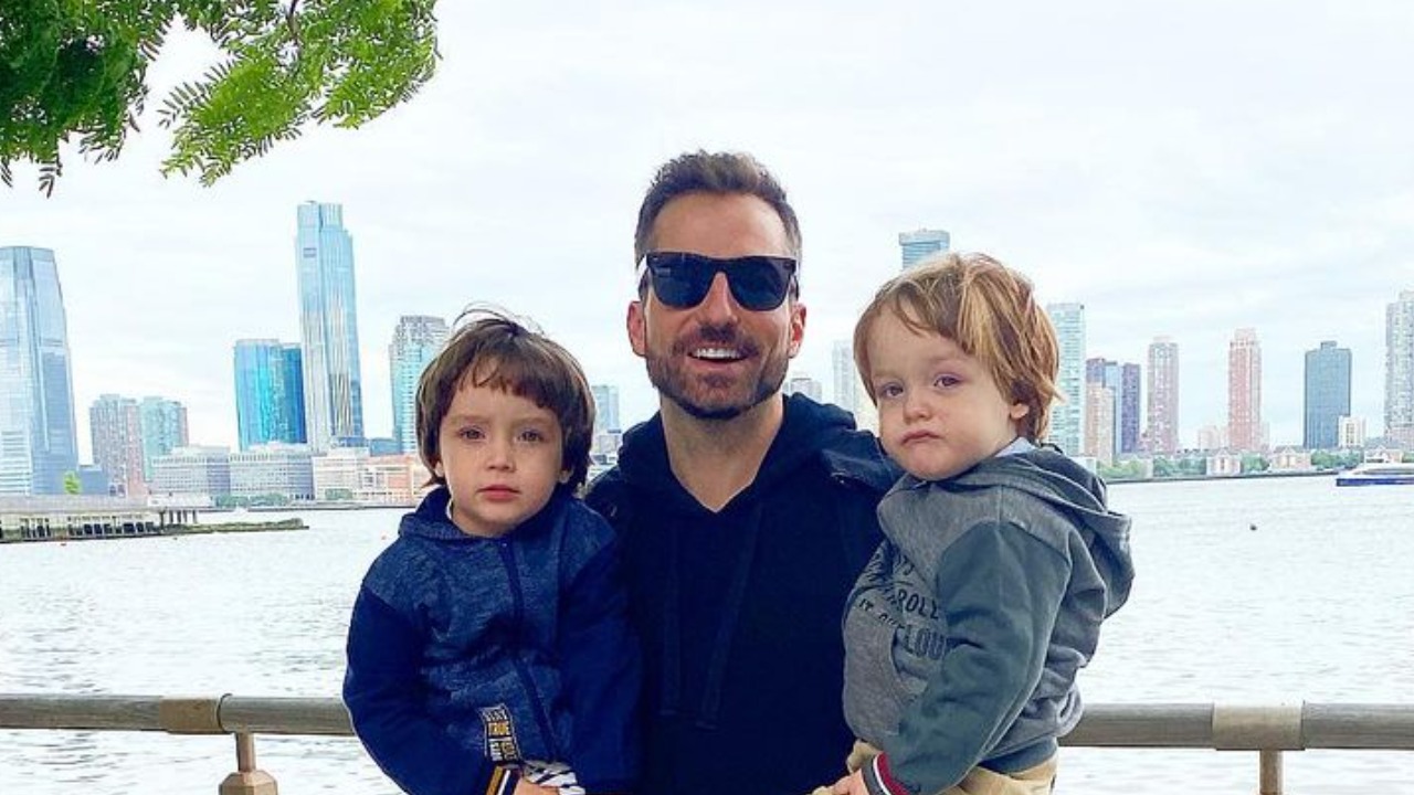 Viúvo de Paulo Gustavo se derrete ao postar lindo clique com os filhos: ”Meus amores da vida!”