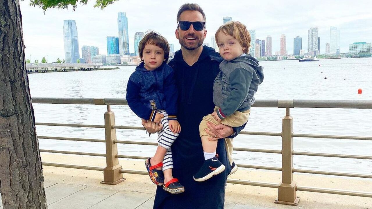 Thales Bretas mostra madrugada dormindo com os filhos: ”Cada hora um faz carinho”