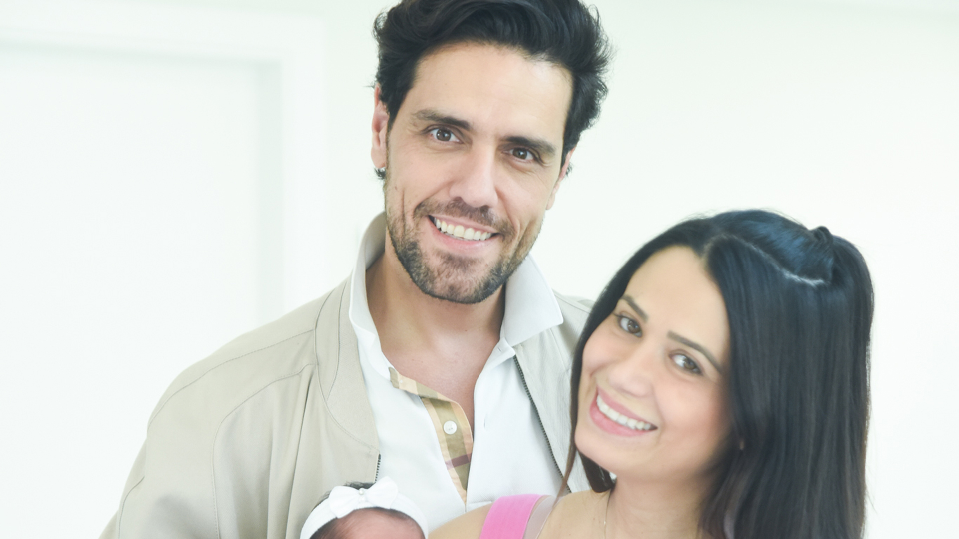 Thiago Arancam e a esposa deixam a maternidade com a filha recém-nascida