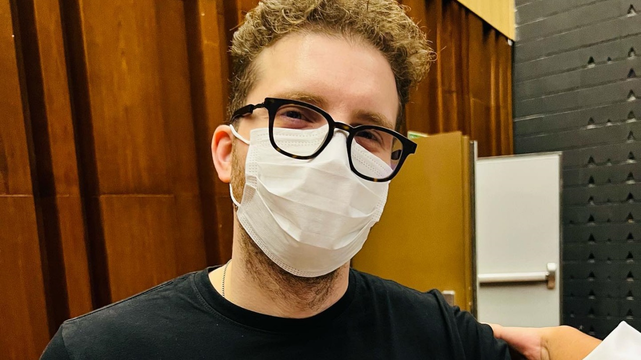 Thiago Fragoso comemora ao receber a quarta dose da vacina contra a covid-19