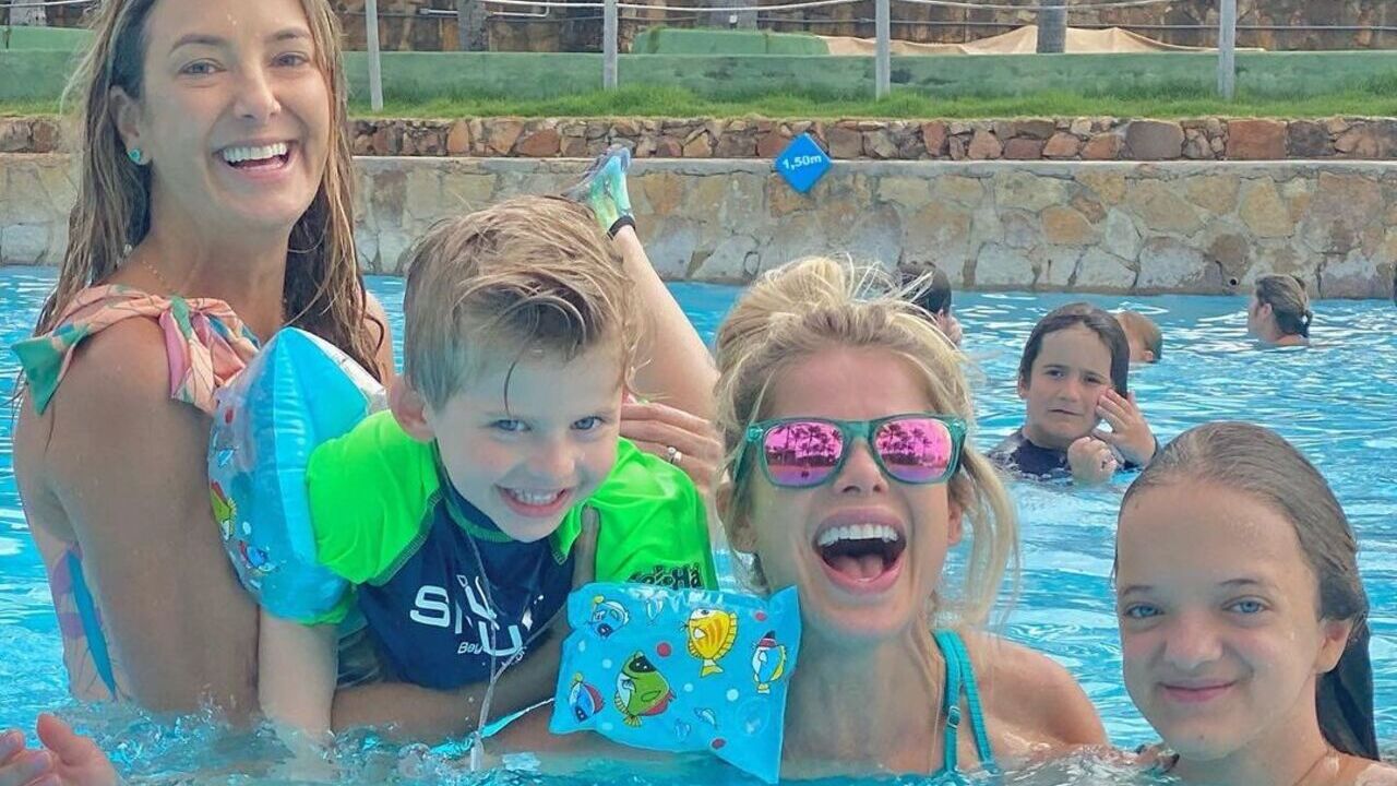 Ticiane Pinheiro encontra Karina Bacchi e o afilhado em viagem de férias: ”Matar as saudades”