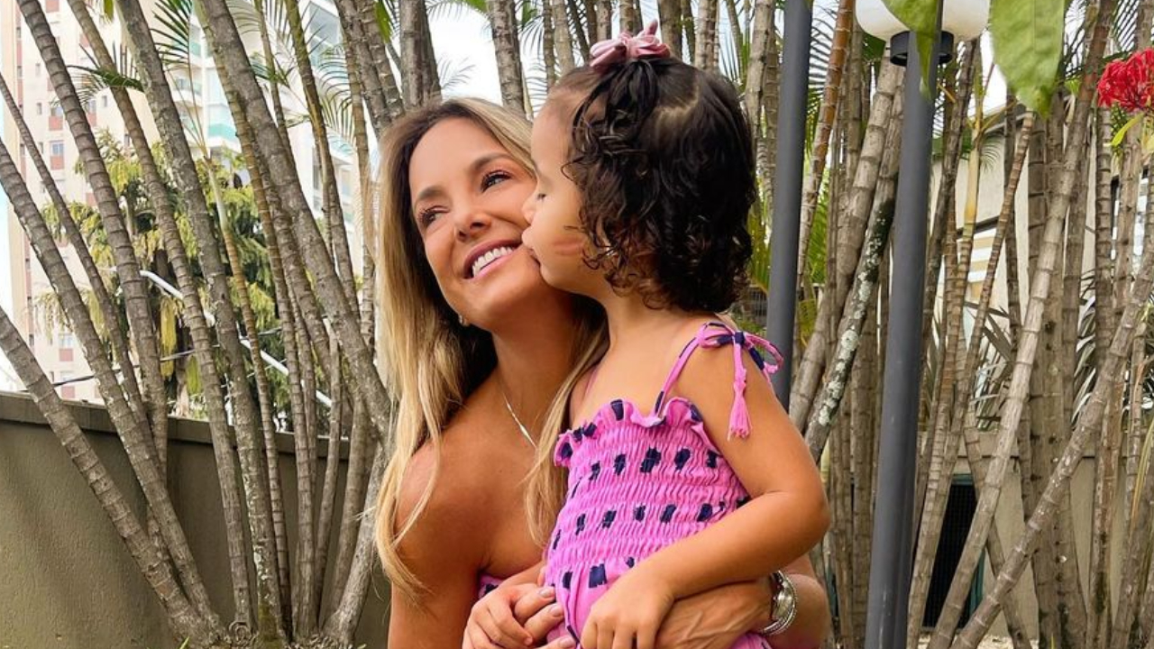 De férias, Ticiane Pinheiro registra a caçula Manu andando com jumento na praia
