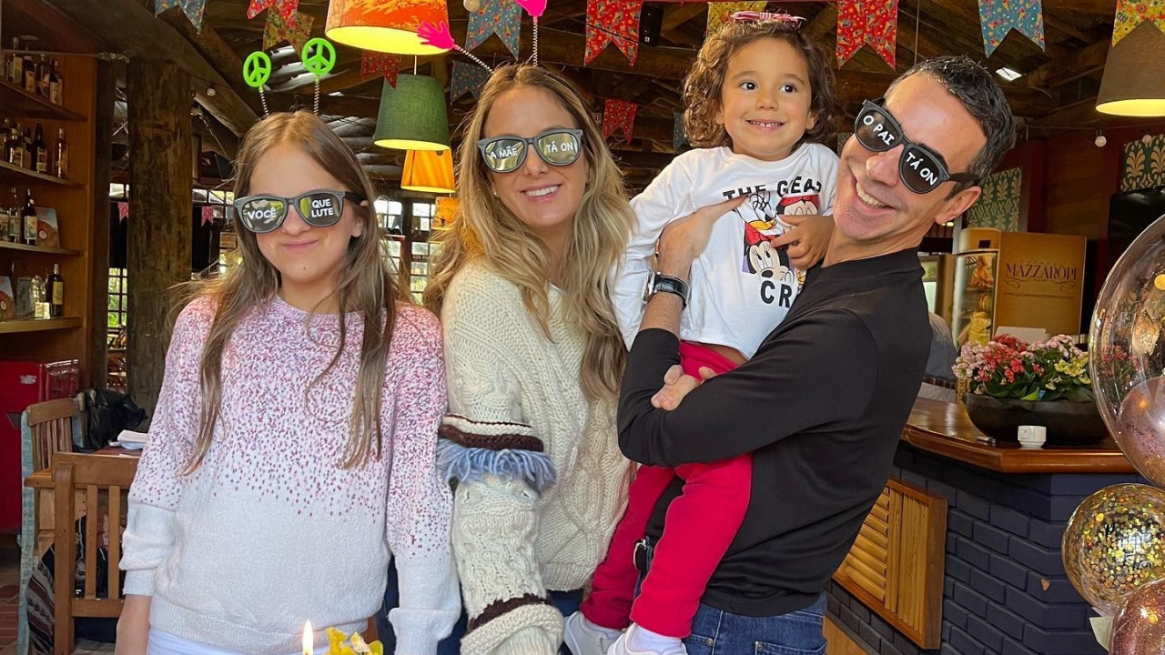 Rafa Justus posa abraçada com César Tralli e Tici Pinheiro se derrete: ”Meus amores”