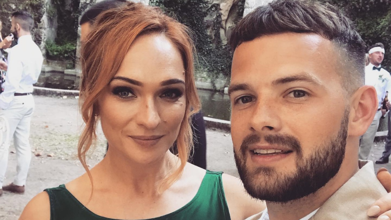 Tom Mann, do The X Factor, faz memorial para a noiva, que morreu no dia do casamento deles